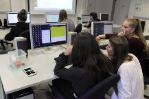 13 Mädchen beim SFB-TRR 161 Programmierkurs 