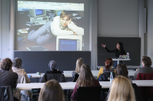 Aya Jaff motiviert rund 50 Zuhörer an der Universität Stuttgart.