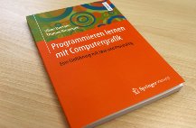 Lehrbuches Programmieren lernen mit Computergrafik: Eine Einführung mit Java und Processing von Oliver Deussen und Thomas Ningelgen. (Foto: Claudia Widmann)