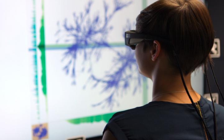 Do people understand visualizations and the information behind? We are working on new eye tracking methods to provide a possibility to find it out. (Photo: University of Stuttgart / SFB-TRR 161)